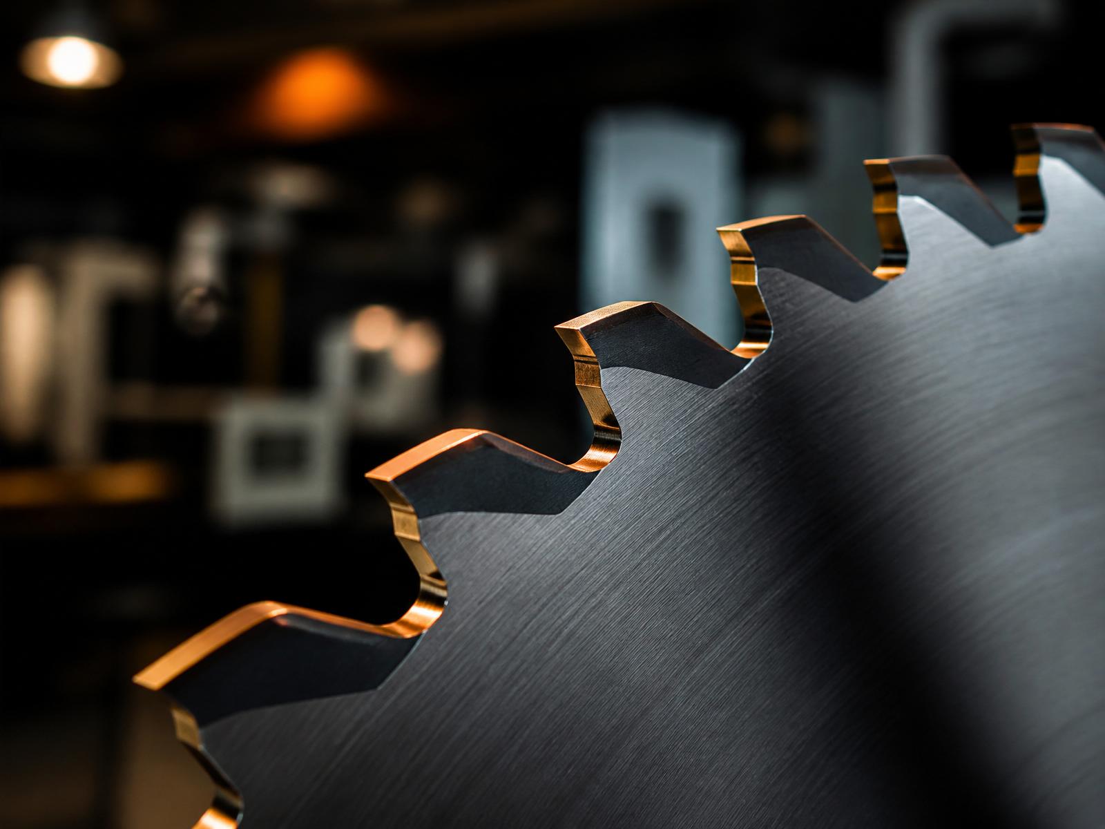 Facas industriais serrilhadas de alta precisão fabricadas pela Laser Master Cut